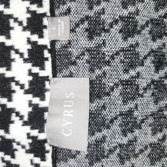 Knit houndstooth hight-waisted pencil skirt in size Large - Picture 3 of 10